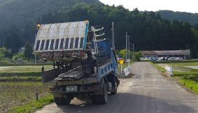 トラクター運搬中