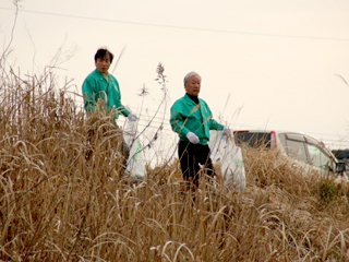 写真:足羽川清掃の様子