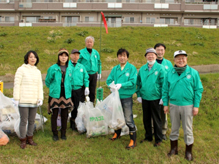 写真:足羽川清掃の様子