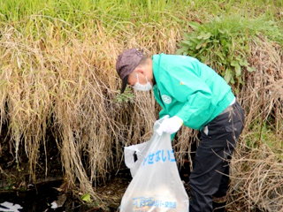 写真:足羽川清掃の様子